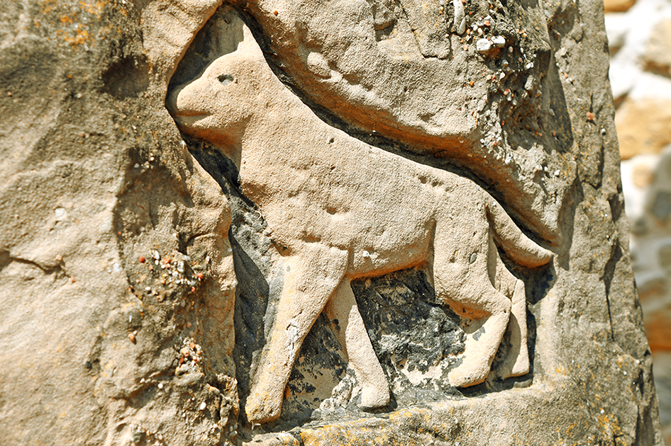 Escultura Monòlit (Símbols) de Charles Henry Collet Colomb a Monistrol de Calders