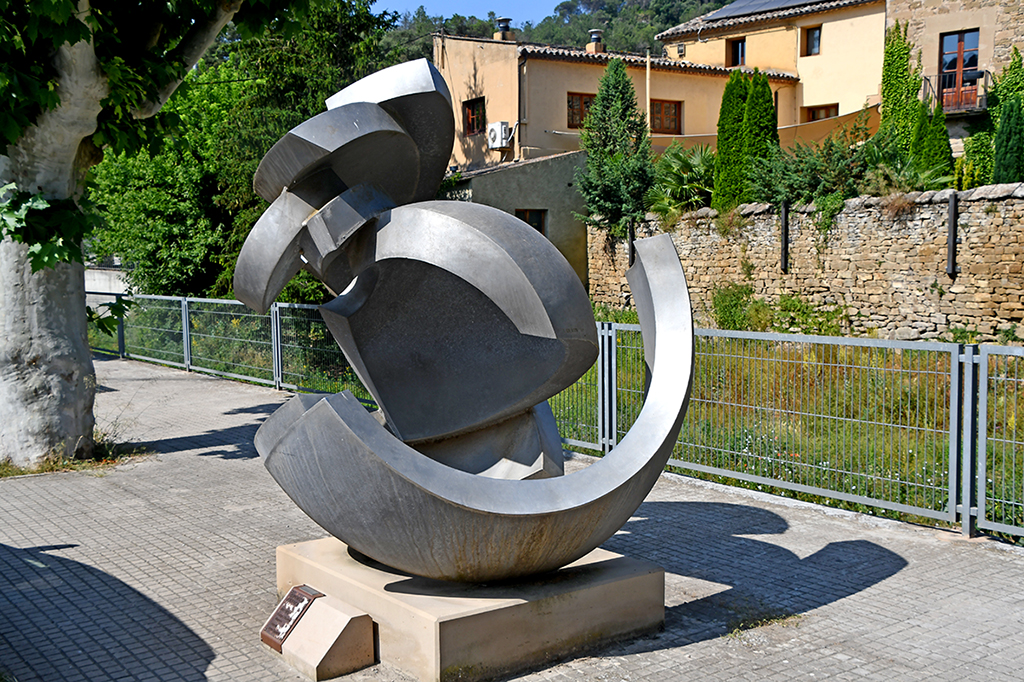 Escultura Superfície esfèrica Vicente Larrea Gayarre a Monistrol de Calders