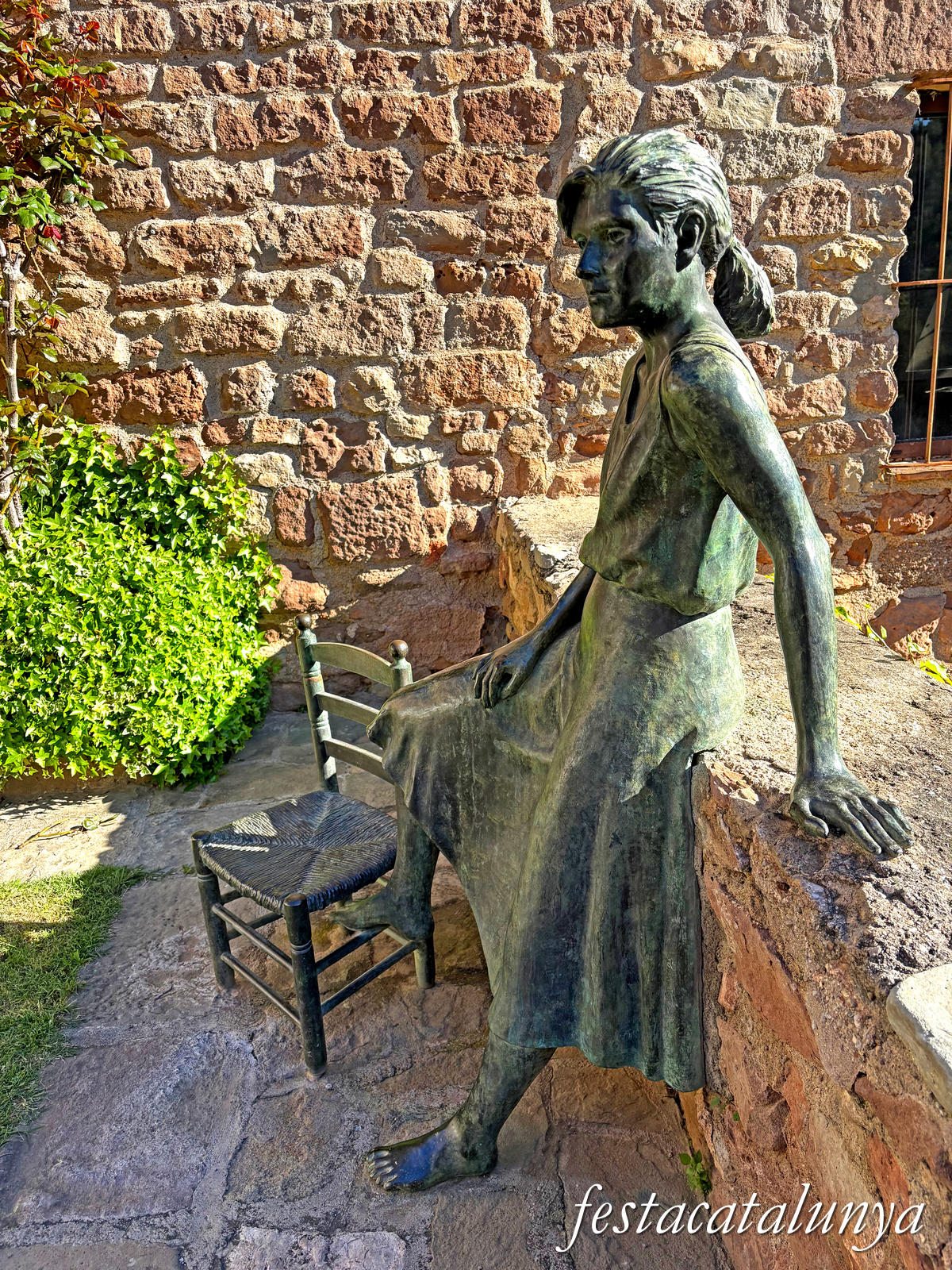 Rajadell - Noia de la Plaça 