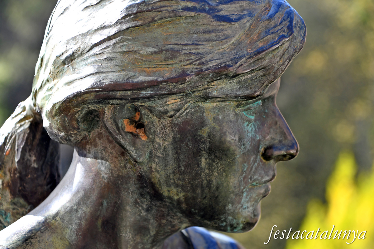 Rajadell - Noia de la Plaça 