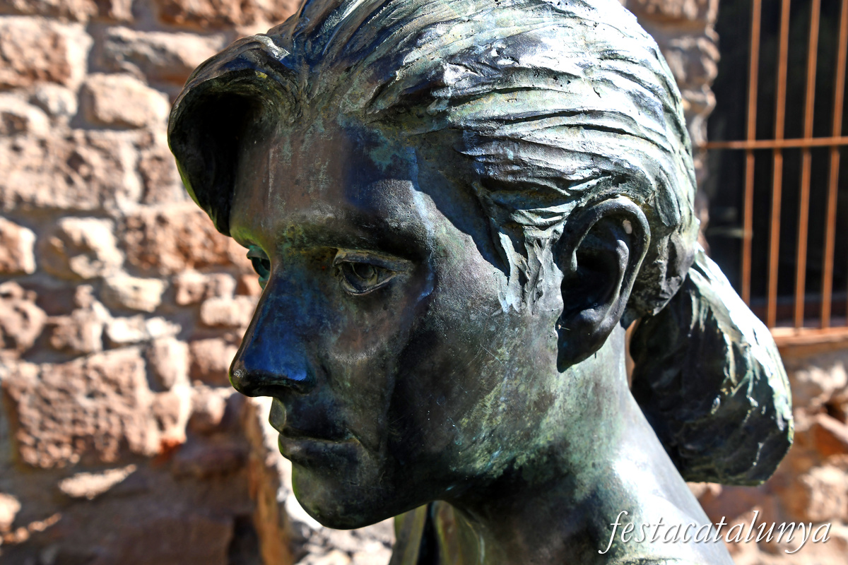 Rajadell - Noia de la Plaça 