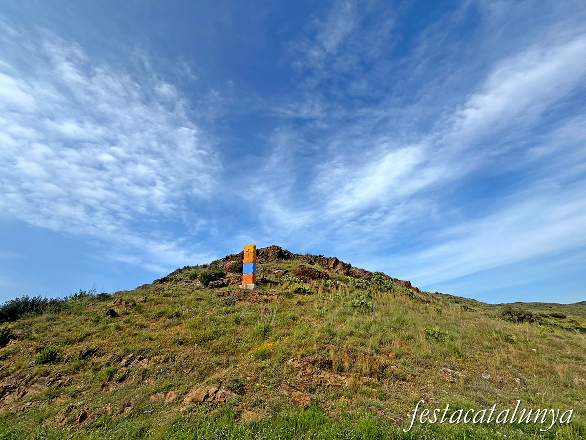 Portbou - Testimonis del període franquista al Coll dels Belitres - Monòlit franquista 