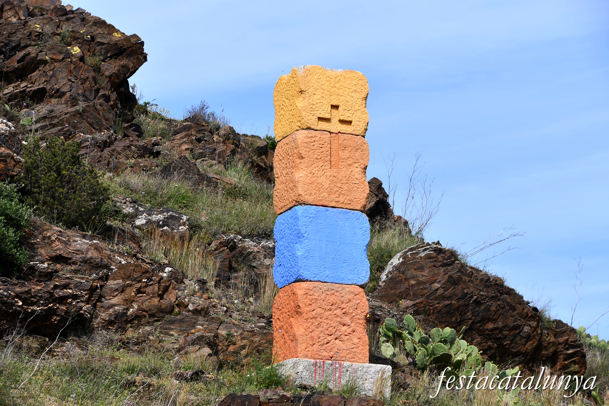 Portbou - Testimonis del període franquista al Coll dels Belitres - Monòlit franquista 