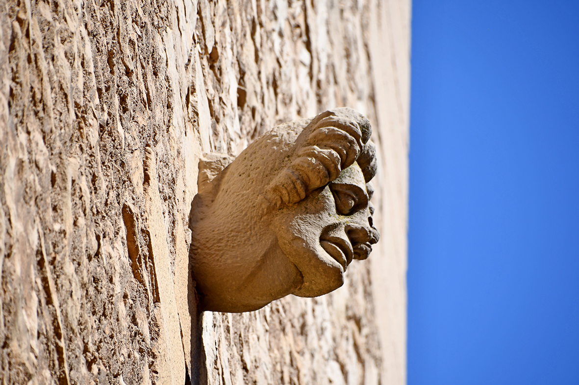 Santa Maria de l'Alba a l'exterior ***