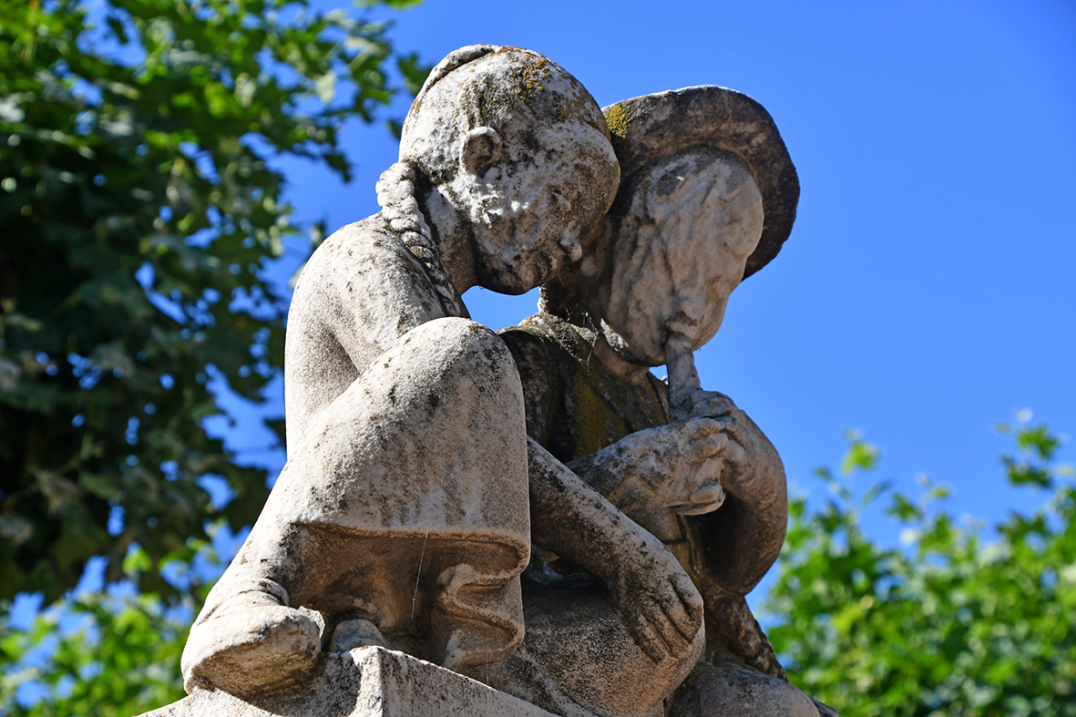 Monument a Ramon Carnicer