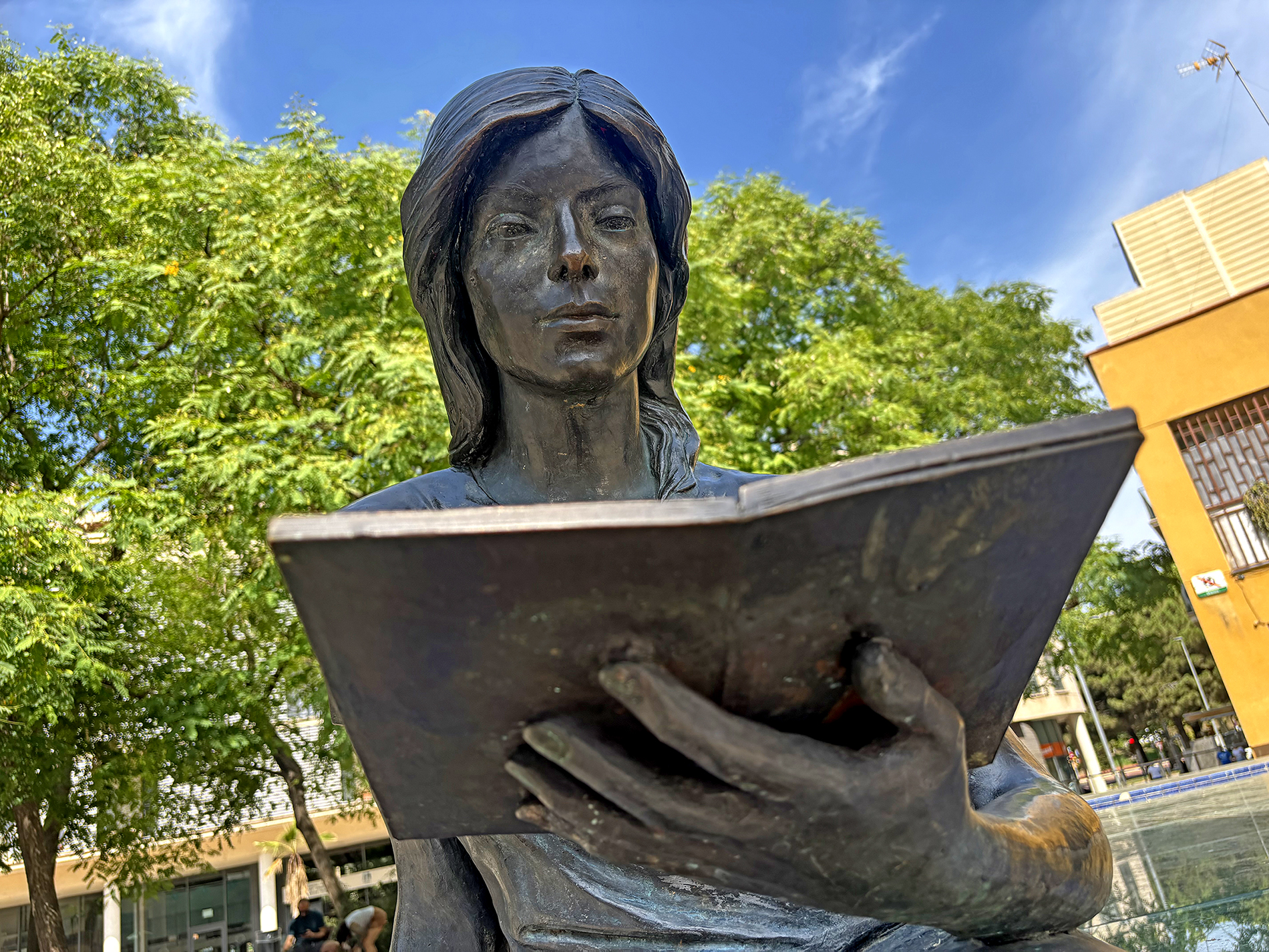 Escultura Dona i Literatura a l'antic safareig de Santa Coloma de Gramenet ***