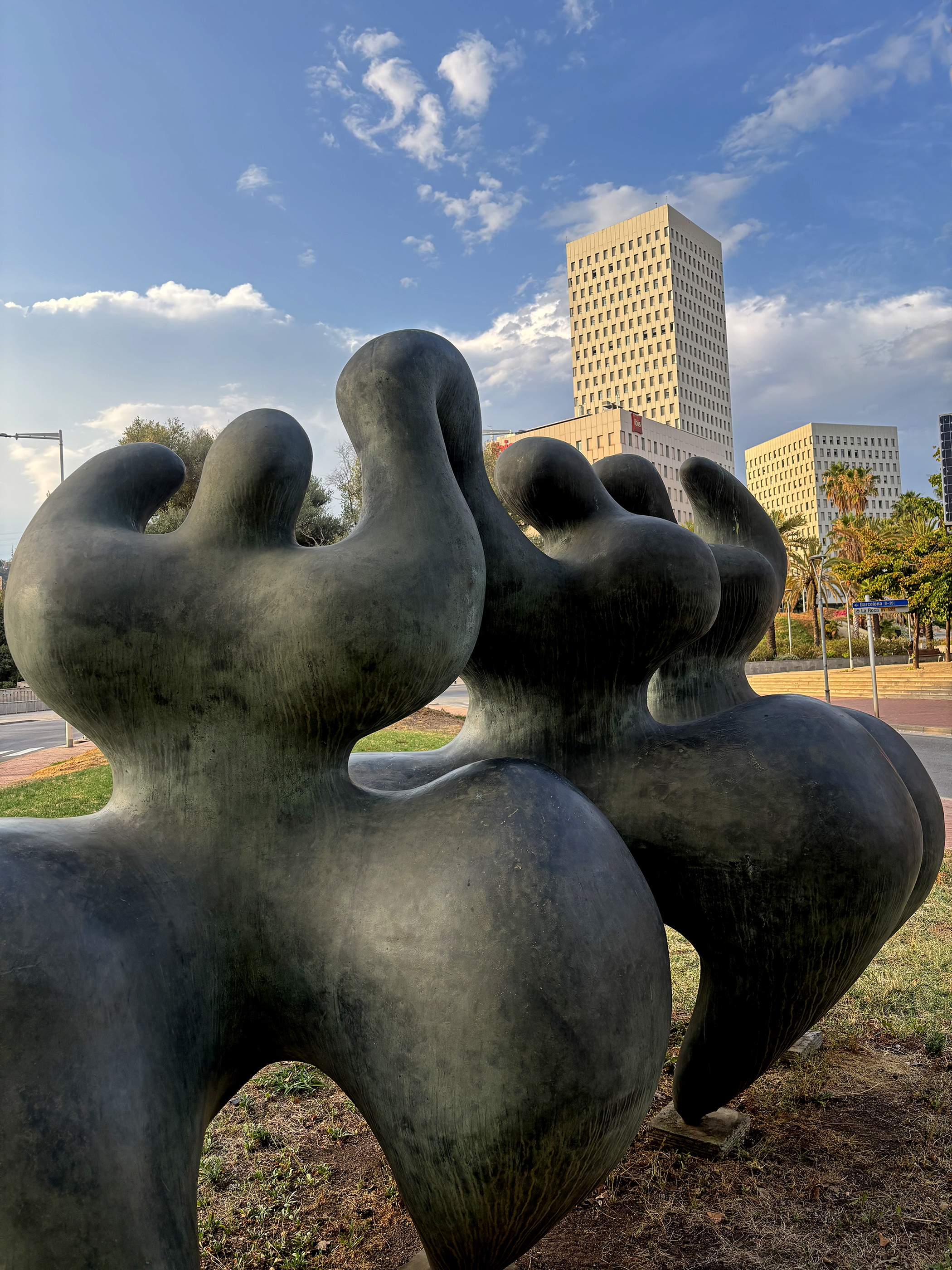 Escultura Sardana a Santa Coloma de Gramenet ***