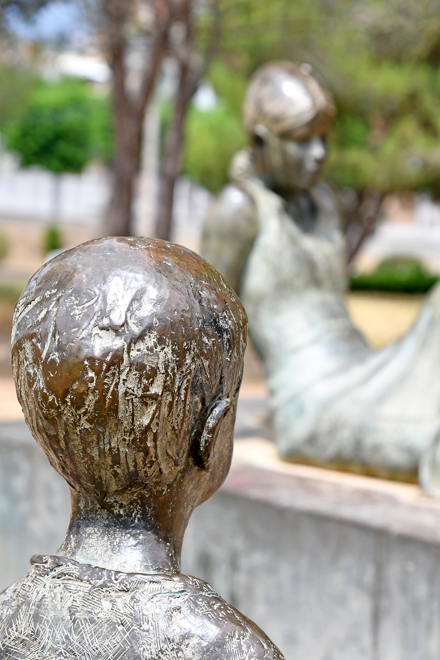 Escultura La Font de la Noia i el Nen o Nens jugant de Sant Fruitós de Bages