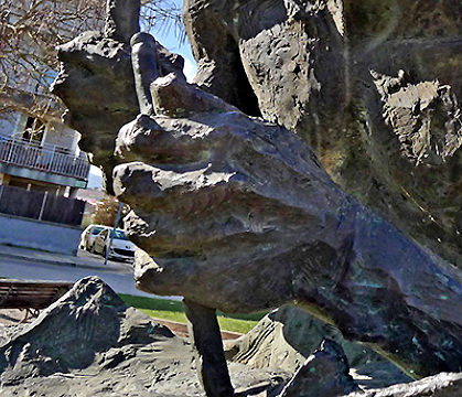 El poeta, escultor de la paraula, escultura dedicada a Salvador Espriu a Sant Fruitós de Bages