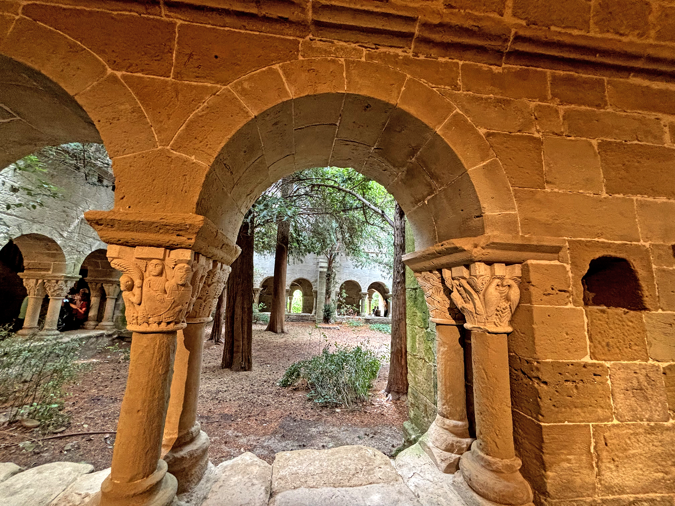 Claustre del monestir de Sant Benet de Bages ***