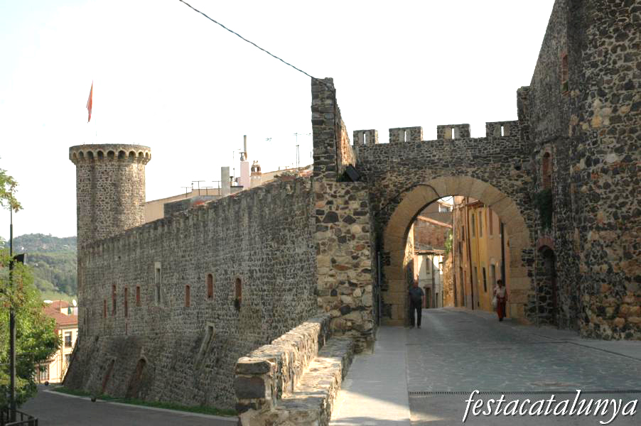 Portals de la muralla d'Hostalric: Hortes, Vinyes i Barcelona