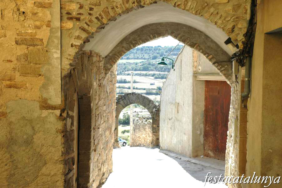 Portal d'accés al recinte medieval emmurallat de Granyena de Segarra