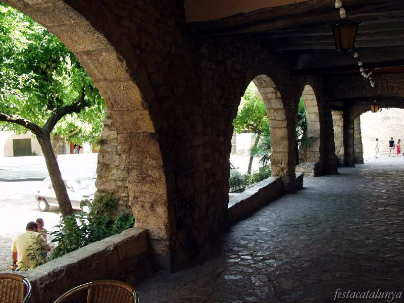 Plaça porxada, muralla i nucli antic de la Llacuna ***
