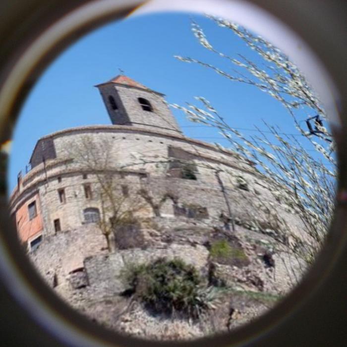 A través d'un gran angular, visió personal i inèdita de Sant Guim de Freixenet