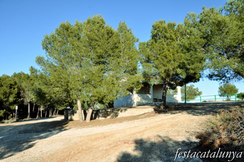 Zona d'acampada de Pira del turó de la bala, inici de rutes pel terme