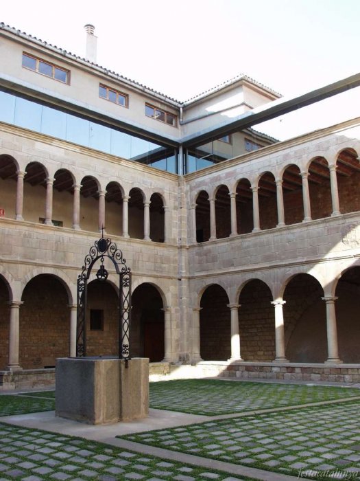 Claustre renaixentista de l'antic convent dels Agustins a Igualada