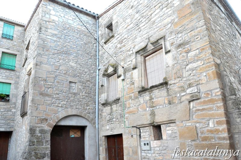 Vallfogona de Riucorb - Cal Tiana a la Plaça Major