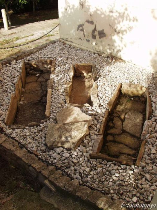 Tombes de la necròpolis del Serrat a Sant Romà de Santa Maria de Miralles