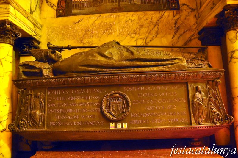Vic - Sepulcre del bisbe Torres i Bages a la capella de Montserrat