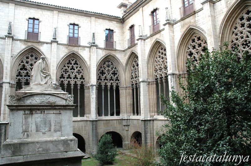 Vic - Tomba de Jaume Balmes i Claustre a la Catedral