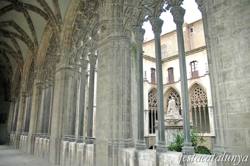 Vic - Tomba de Jaume Balmes i Claustre a la Catedral
