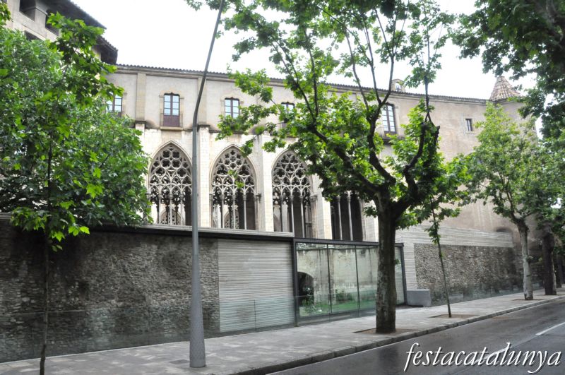 Vic - Tomba de Jaume Balmes i Claustre a la Catedral