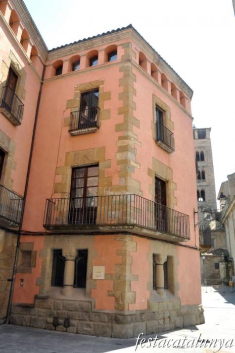 Vic - Plaça de la Catedral (Casa Bayés)