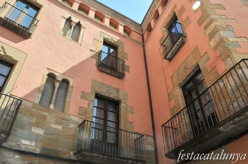 Vic - Plaça de la Catedral (Casa Bayés)