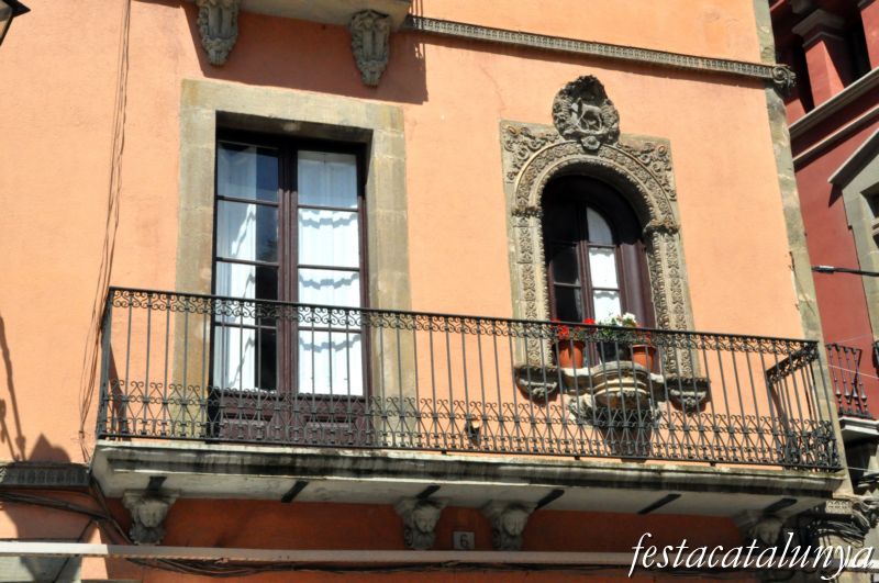 Vic - Plaça de la Catedral (Casa singular)