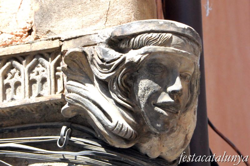 Vic - Plaça de la Catedral (Casa singular)