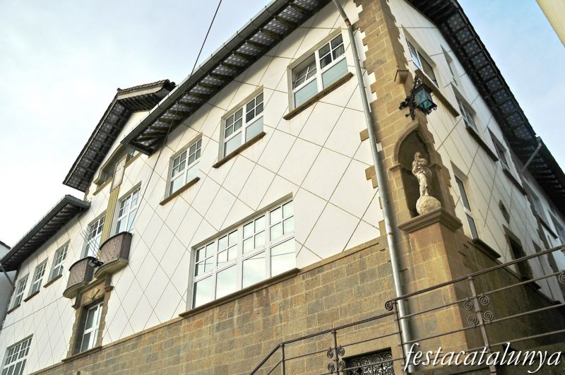 Olot - Ajuntament a can Joanetes