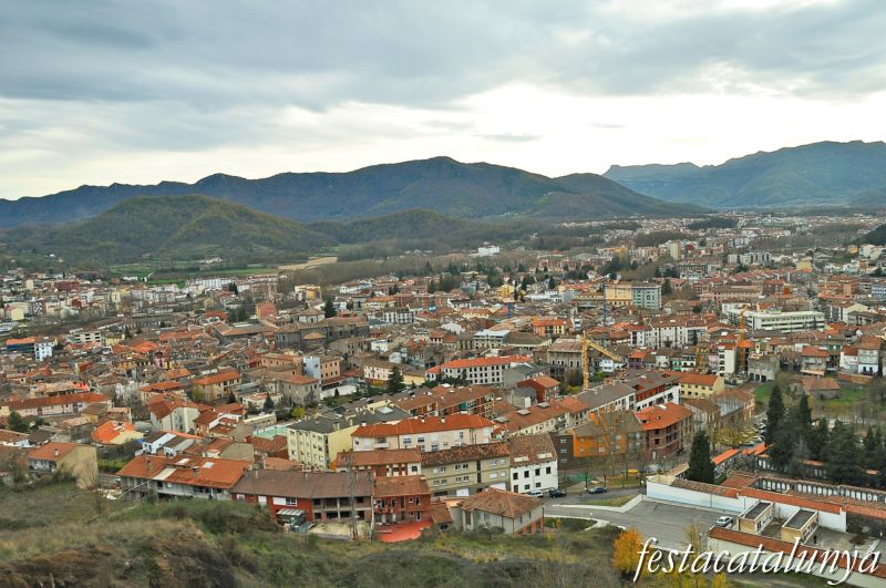 Vistes panoràmiques des del volcà Monsacopa d'Olot ***