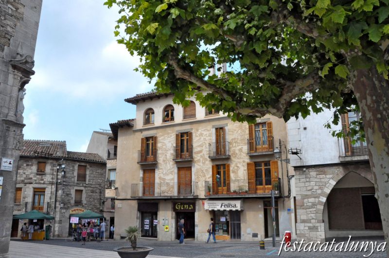 Moià - Casa amb esgrafiats a la Plaça Major