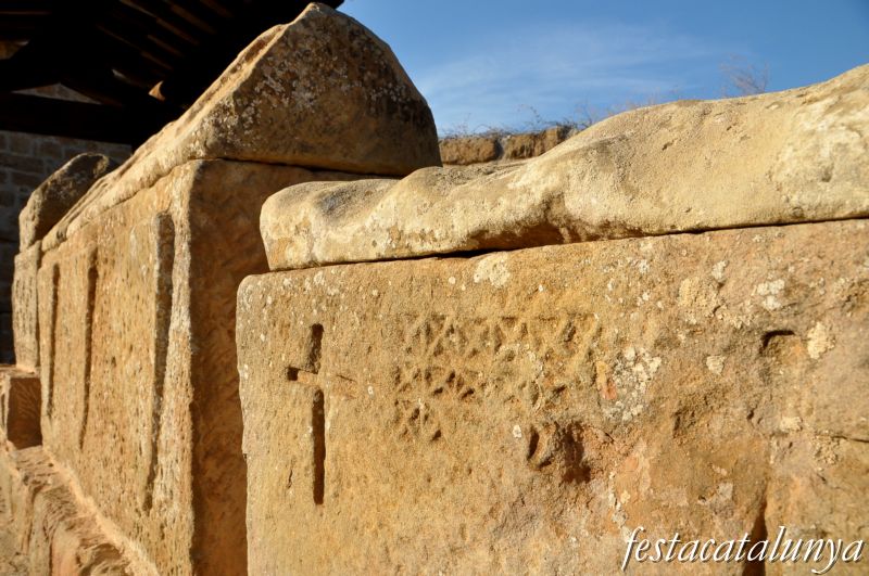 Torà - Sarcòfags medievals a Claret