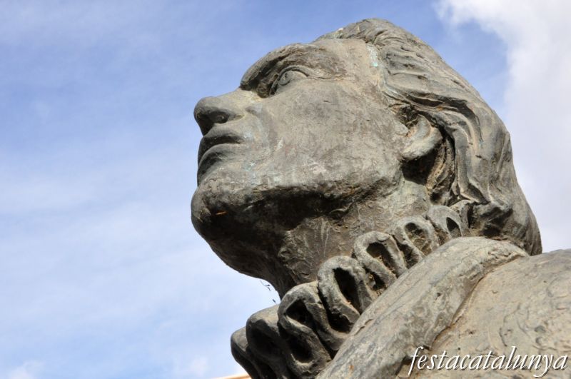 Sant Quirze del Vallès - Nucli antic (Monument a Rafael Casanova)