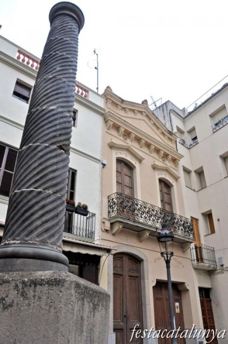 Canet de Mar - Carrer Ample (Casa número 37 i columna modernista)