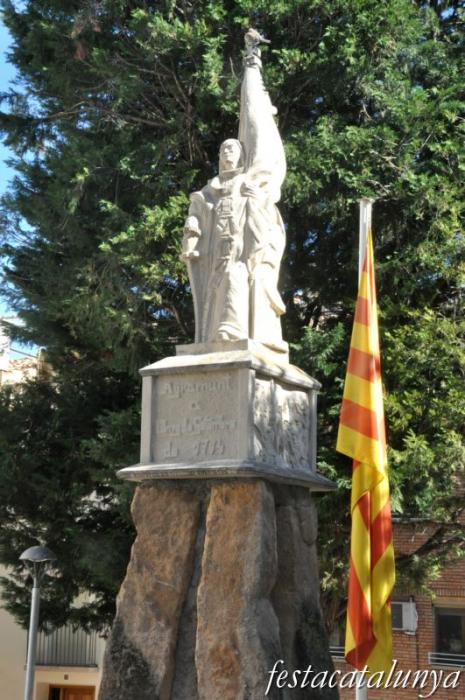 Agramunt - Nucli antic (Monument Rafael Casanova)