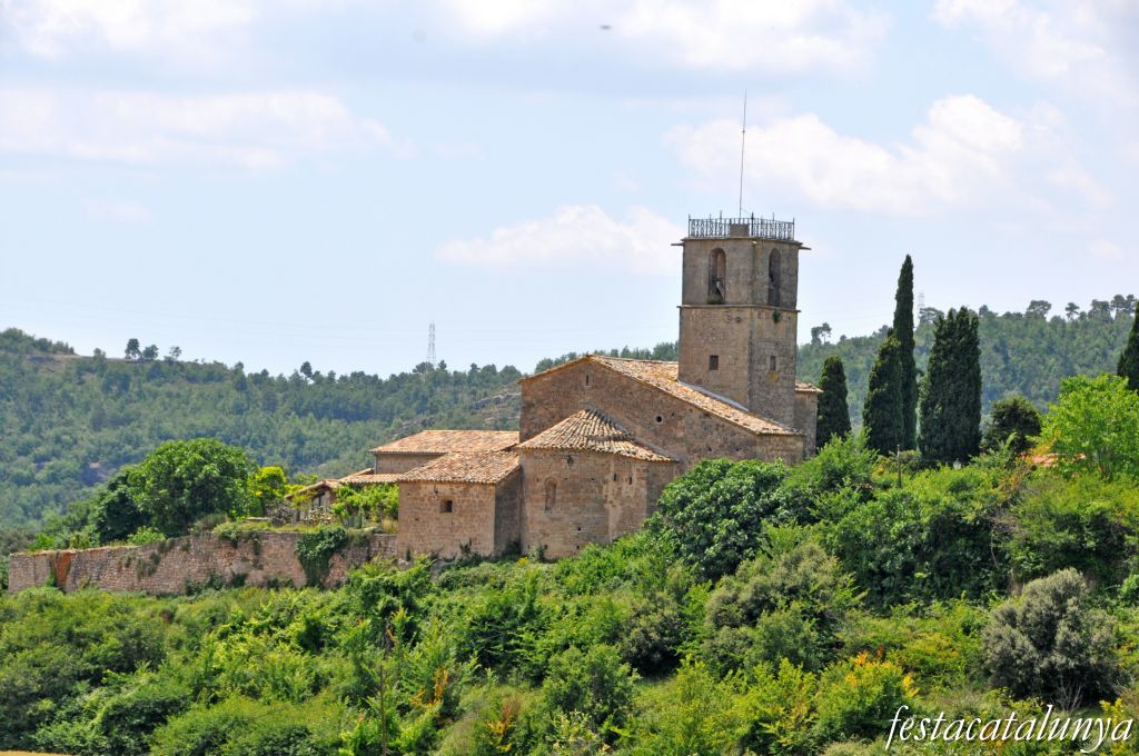 Lluçà - Vista panoràmica de la Canònica de Santa Maria amb el campanar