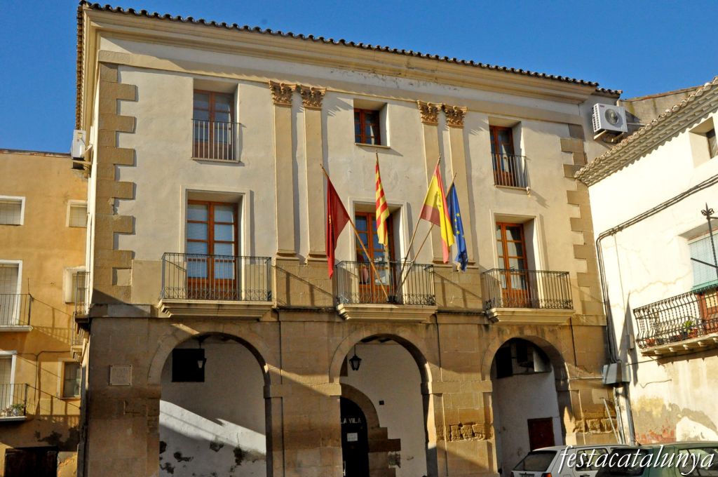 Ajuntament, església parroquial de Santa Maria i l'Argolla d'Almenar