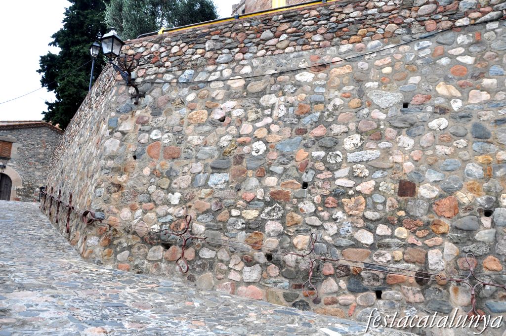 Sant Pere de Vilamajor - Muralles i fossats del castell