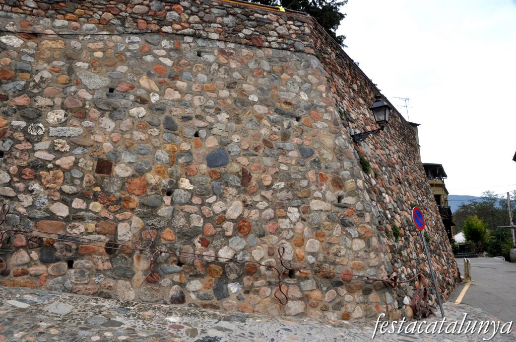 Sant Pere de Vilamajor - Muralles i fossats del castell