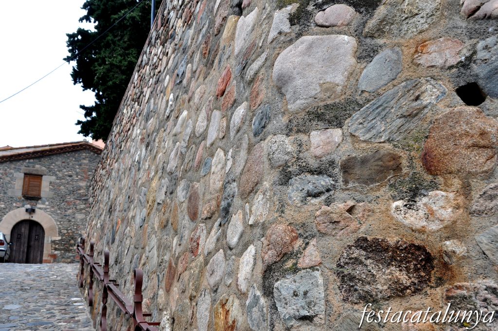 Muralles i fossats del castell de Sant Pere de Vilamajor