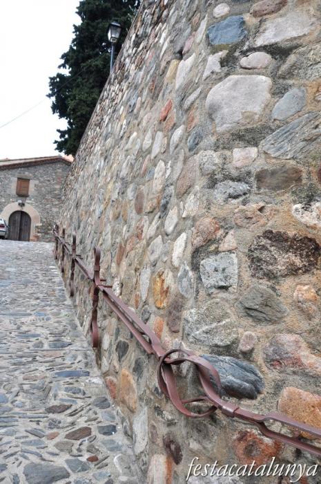 Sant Pere de Vilamajor - Muralles i fossats del castell