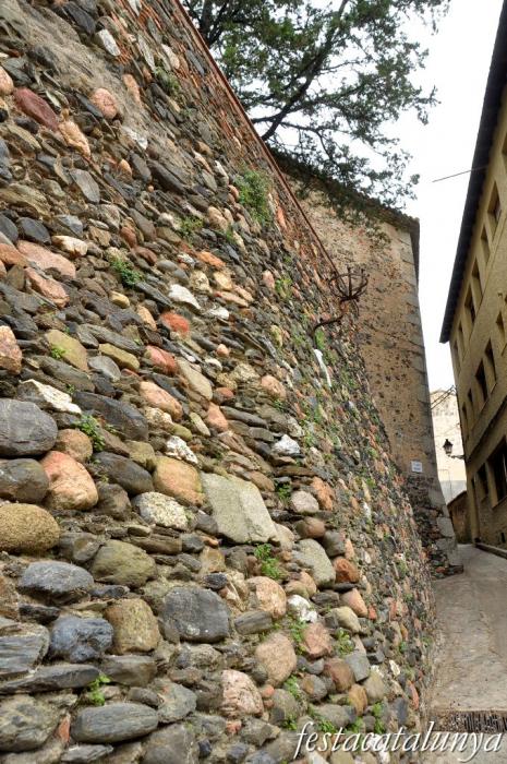 Sant Pere de Vilamajor - Muralles i fossats del castell