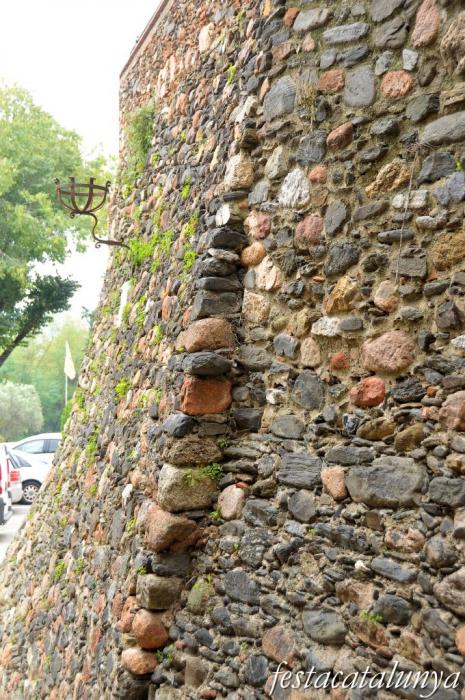 Sant Pere de Vilamajor - Muralles i fossats del castell