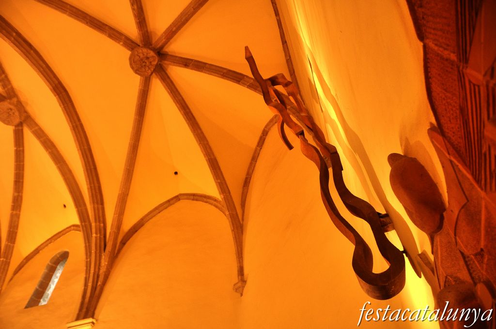 Sant Pere de Vilamajor - Església de Sant Pere (Crucificat de Josep Plandiura)