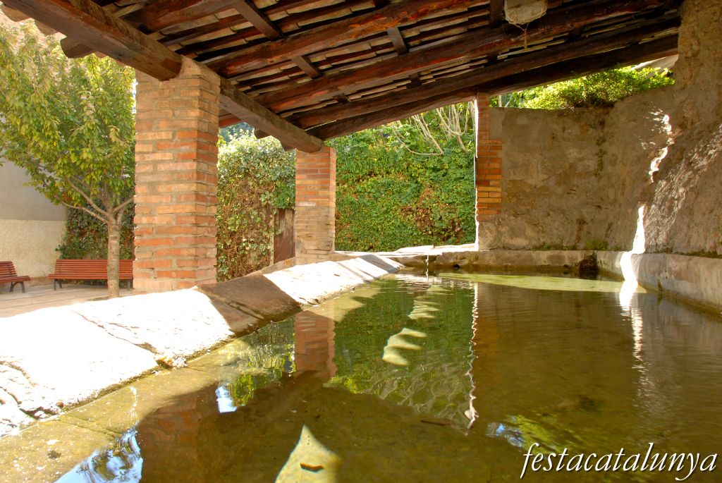 Pobla de Claramunt, La - Nucli antic (Safareigs públics. Foto: Pep Mas)