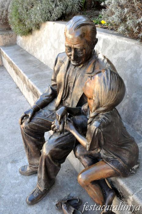 Pobla de Claramunt, La - Nucli antic (Escultures al carrer: L'avi i la nena)