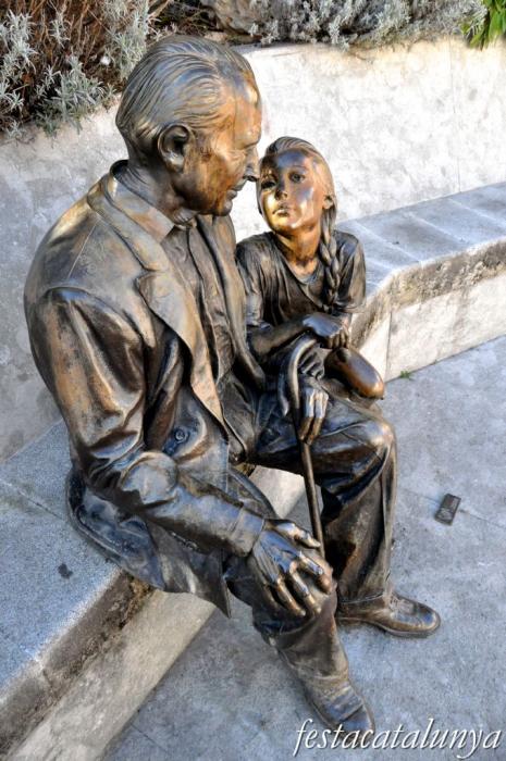 Pobla de Claramunt, La - Nucli antic (Escultures al carrer: L'avi i la nena)