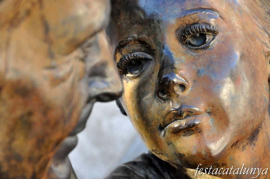 Pobla de Claramunt, La - Nucli antic (Escultures al carrer: L'avi i la nena)